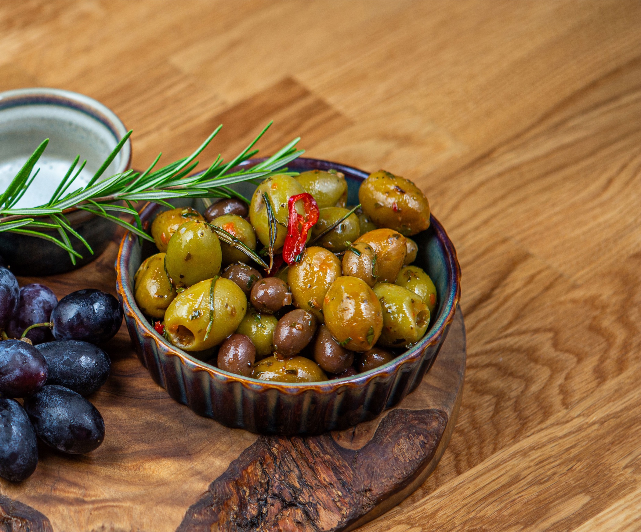 Selezione di olive italiane e frutta secca tostata